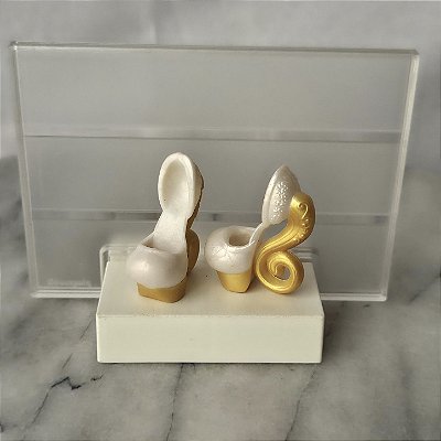 Sapatos salto dourado da boneca Ever after highMadeline Hatter basica mattel