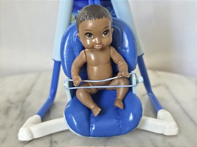 Bebe da Barbie afro, parte da skipper babysitter 2018, balanço com cinto improvisados com elástico, funciona