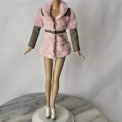 Roupa de Cartela Casaco de pelúcia + sapatos brancos Barbie mattel