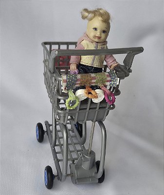 Bebe Nikki da Barbie Happy Family no carrinho de supermercado , barra adaptada de outro carrinho da Barbie, Mattel 1996