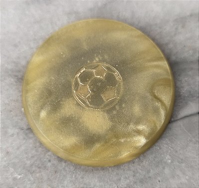 Futebol de botão amarelo ouro com bola de ouro 3 cm diâmetro.