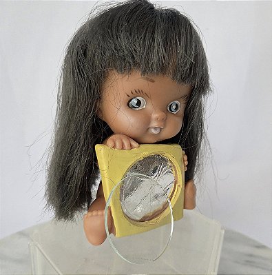 Boneca de borracha antiga peladinha, morena ,parece india, segurando um porta retrato, 12 cm
