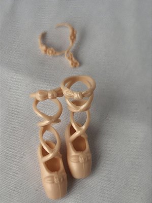 Sapatilhas e gargantilha da princesa bailarina Edeline da Barbie e 12 princesas dançantes, Mattel.2006