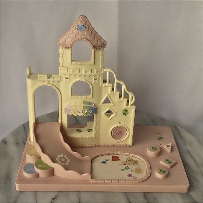 Sylvanian families, playground do castelo, para bebes, falta do escada lateral e bandeirinha no topo