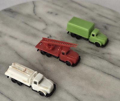 Miniatura caminhões Pevi de plastico antiga de 3 cm