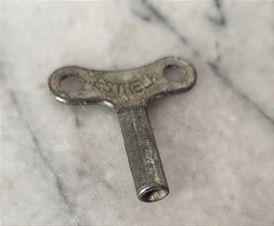 Chave borboleta de metal da Estrela, serve para boneca bailarina a corda antiga