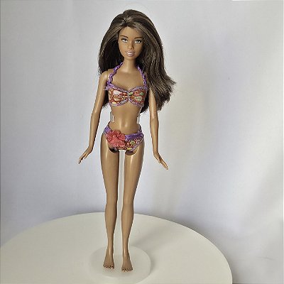 Barbie praiana morena ,cabelos castanhos ,biquíni com uma flor vermelho