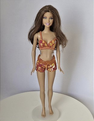 Barbie Teresa praiana de brincos cor de laranja mattel 2012