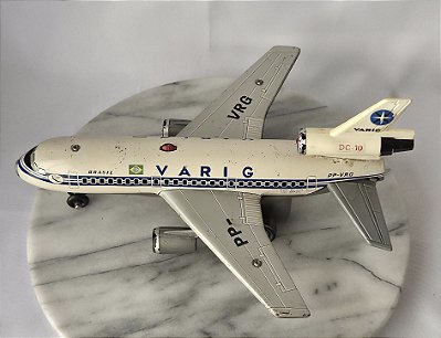 Avião de metal e lata DC-10 da Varig Anos 60, PZF Manaus, 31 cm de comprimento 26 cm de envergadura , para conserto