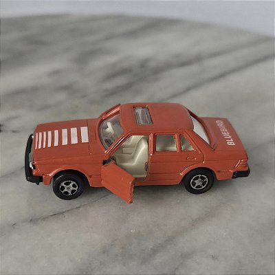 Miniatura de metal Nissan Bluebird Turbo vermelho produzida em Hong Kong anos 80/90, escala 1;64