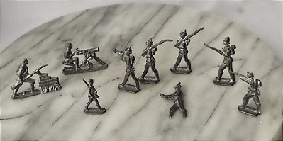 Soldadinhos de chumbo antigos sem pintura, lote de 8, mede 3,5 -5 cm