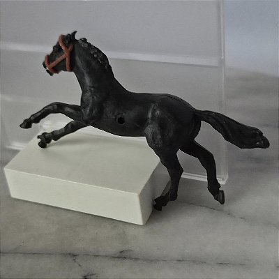 Anos 70, Cavalo preto com freio vermelho da marca Timpo Toys 9x5cm
