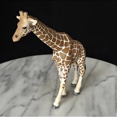 Miniatura de vinil Schleich de Girafa femea 15 cm de altura 14 cm de comprimento
