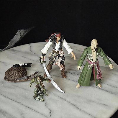 Playset Disney Zizzle,Piratas do Caribe, bonecos Jack Sparrow, Captain Sao Feng 10 cm e criatura Penrod 5 cm, base somente do Will Turner