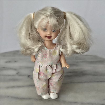 Boneca kelly, irmã da Barbie com botão nas costas Mattel 1994 dedos danificados