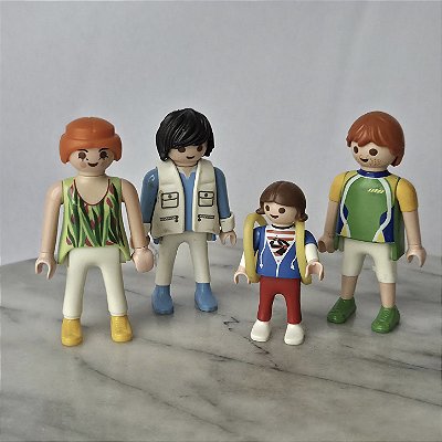 Playmobil, família de 4 inclui uma criança com mochila amarela