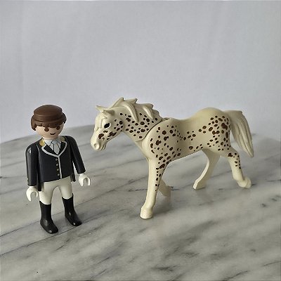 Playmobil, um cavalo branco com pintas marrom e um boneco cavaleiro