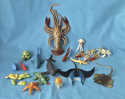 Lote 23 miniaturas criaturas aquáticas e de fundo do mar ; lagosta mede 22cm e os mini caranguejos 4 cm