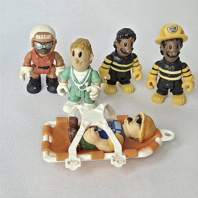 Bonecos articulados de 6 cm na operacao resgate; especialista, medico, bombeiros, operário.na maca