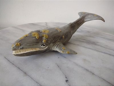 Miniatura de vinil sólido estática de baleia cinza com pintas amarelas nas costas , marca TM de 1994 escala 1:75   - 17cm de comprimento