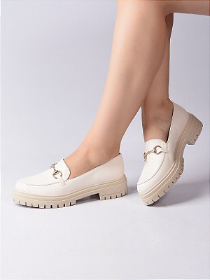 Loafer Off White com detalhe Frontal Dourado