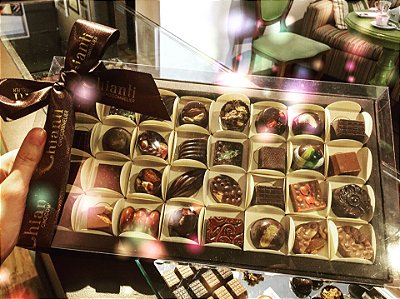 Resultado de imagem para caixa de chocolates com 1 só chocolate