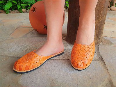 Mule em couro trançado