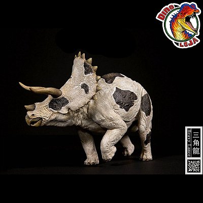 TRICERATOPS MALHADO NANMU FIGURA DINOSSAURO JURASSIC PARK DINOSSAUROS DE COLEÇÃO