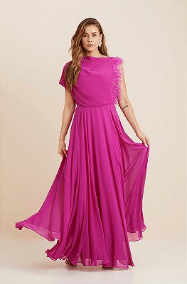 Vestido de festa longo, em chiffon, drapeado no ombro em detalhe de pluma - Fucsia