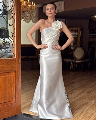Vestido de noiva longo, nula manga com busto drapeado e flor removível -Off White