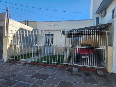 CASA BEM LOCALIZADA TERRENO MEDINDO 7,5 X 42,00