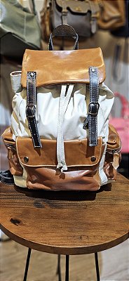 Mochila Americana OFF COM CARAMELO