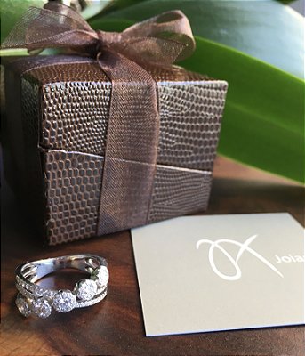 Anel em Ouro branco 18k e Diamantes.