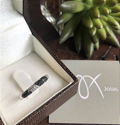 Meia Aliança em Ouro branco 18k e Diamantes brancos e negros.