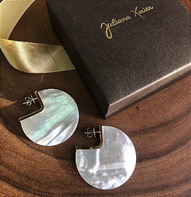 Brinco em Prata com banho de Ouro amarelo 18k e Madrepérola.