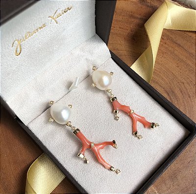 Brinco em Coral, Pérolas Barrocas, Diamantes e Ouro amarelo 18k.