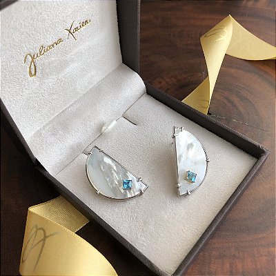 Brinco em Prata com banho em Ouro branco 18k, Madrepérola e Topázio Azul.