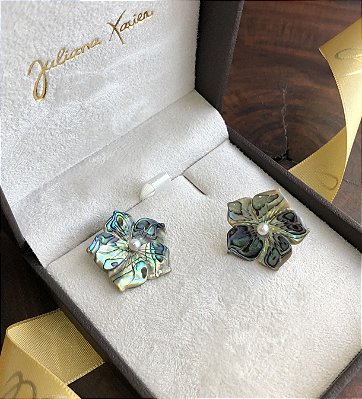 Brinco em Prata com banho em Ouro branco 18k, Flor em Abalone e Pérolas.