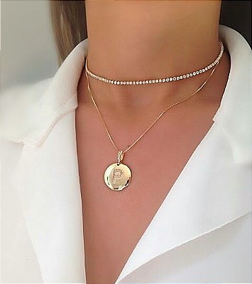 Conjunto de choker inteiro cravejado com zircônias e colar com medalha pequena de letra cravejado com micro zircônias folheado em ouro 18K