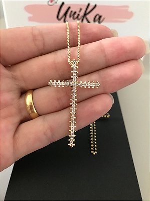 Colar Cruz Cravejada com Micro Zircônias Folheado em Ouro 18K