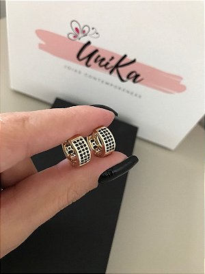 Brinco Argola de Click com 3 Fileiras de Zircônias Negras Banhado em Ouro 18K