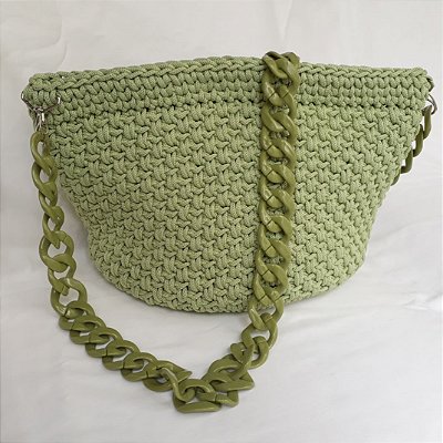 Bolsa em crochê verde com alça em acrílico