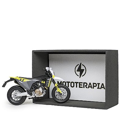 Kit Miniatura Husqvarna 701 Supermoto 1:18 com Expositor e Postal