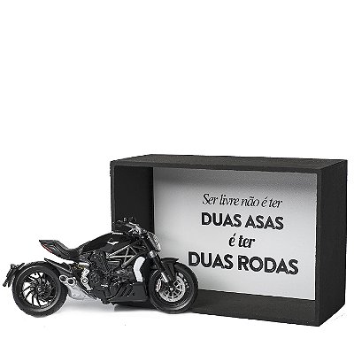Kit Miniatura Ducati XDiavel S 1:18 com Expositor e Postal