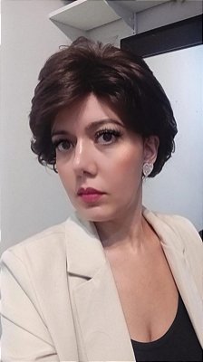 Peruca Carla cabelo orgânico castanho escuro curta