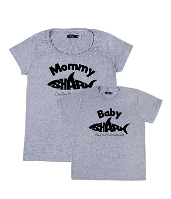 Conjunto 2 Camisetas Cinzas Mãe & Filho (a) Baby e Mommy Shark