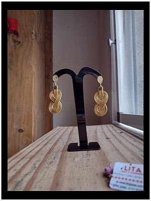 Brinco de Capim Dourado em Formato de Infinito