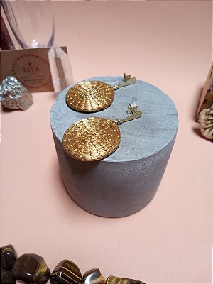 Brinco de Capim Dourado em Formato de Mandala Redonda Pequena