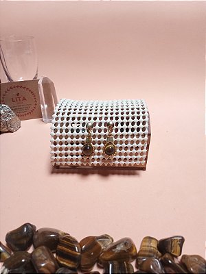 Brinco de Capim Dourado Pequeno com Pedra Natural Olho de Tigre