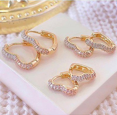 Kit três Brincos Argolas Coração Pequeno Cravejado com Zircônias Cristais